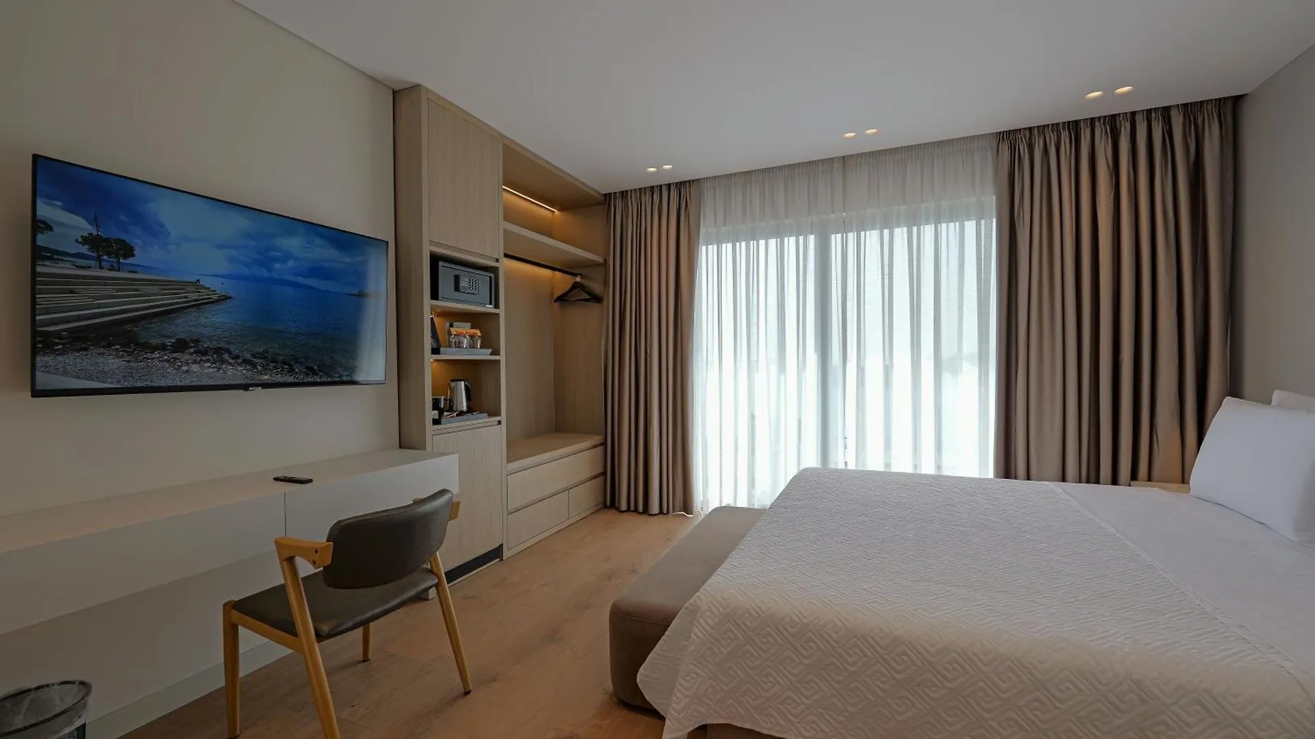 Hotel Teuta Sarandë 4*,  Albania